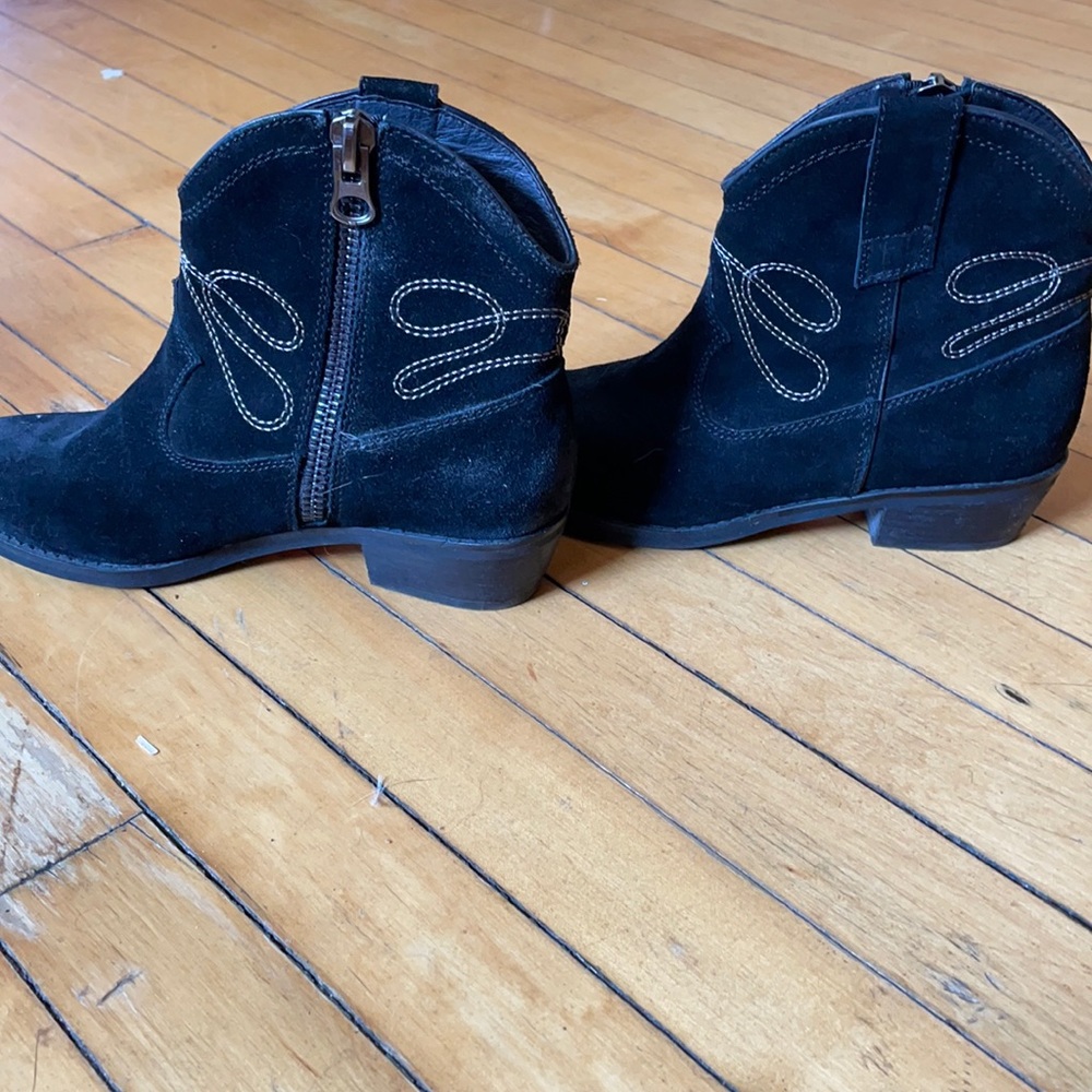 Short black cowboy boots by Vaneli